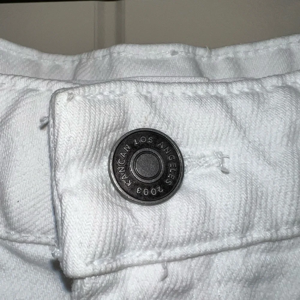 KANCAN -WOMEN’S WHITE SHORT CUT- OFF DISTRESSED